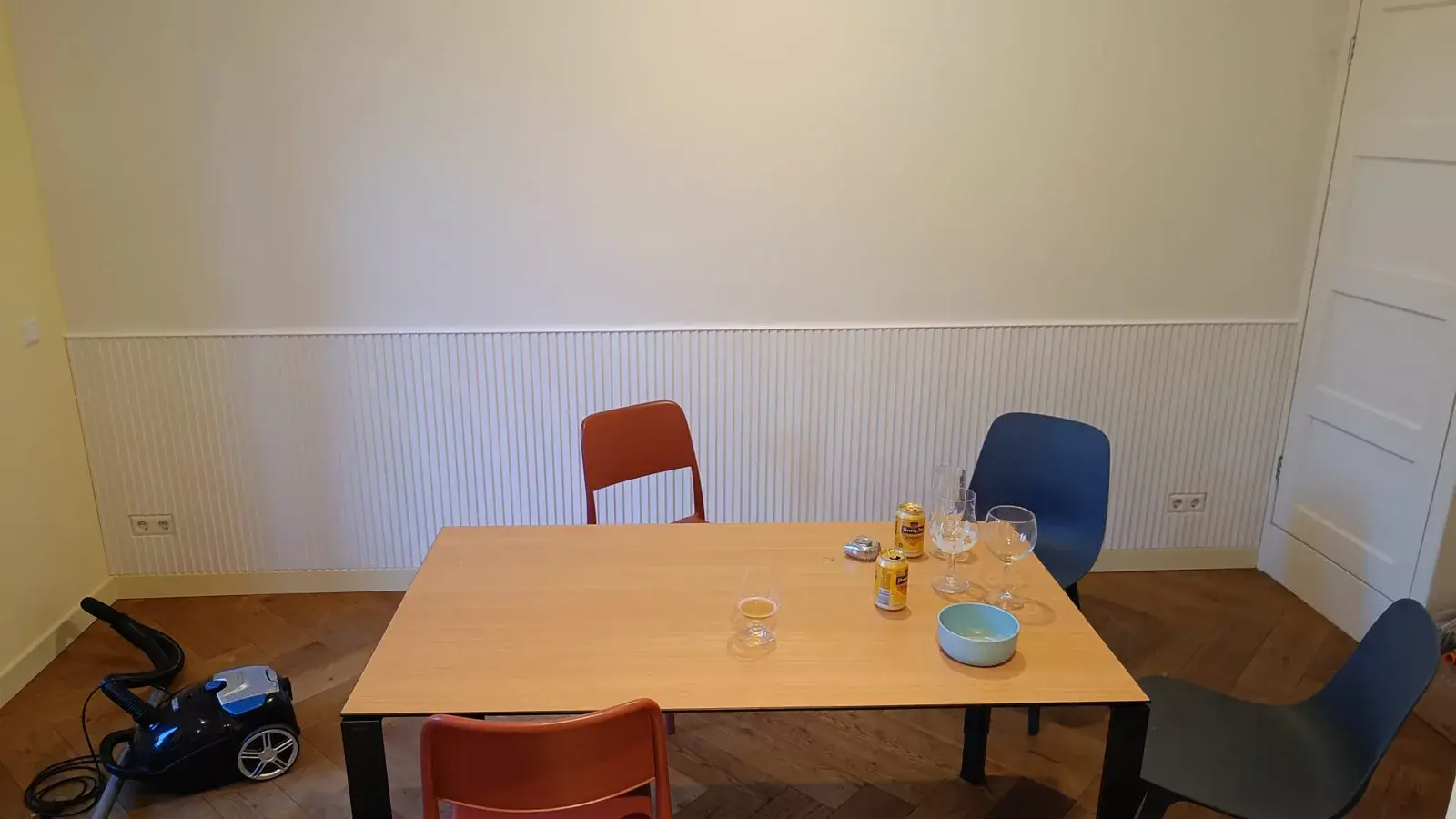 Eetkeuken in Woerden tijdens het klussen, voor het interieurontwerp, met een kale witte muur en witte lambrisering
