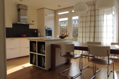 Keuken view met eiland boekenkast