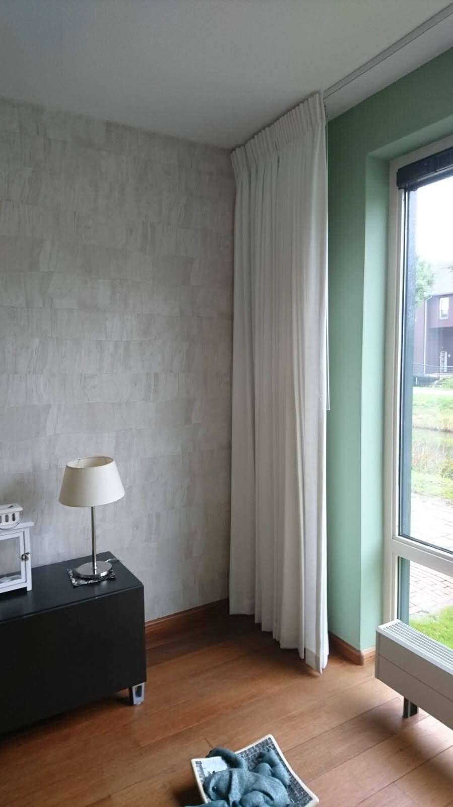 Woonkamer Houten beeld realisatie zithoek